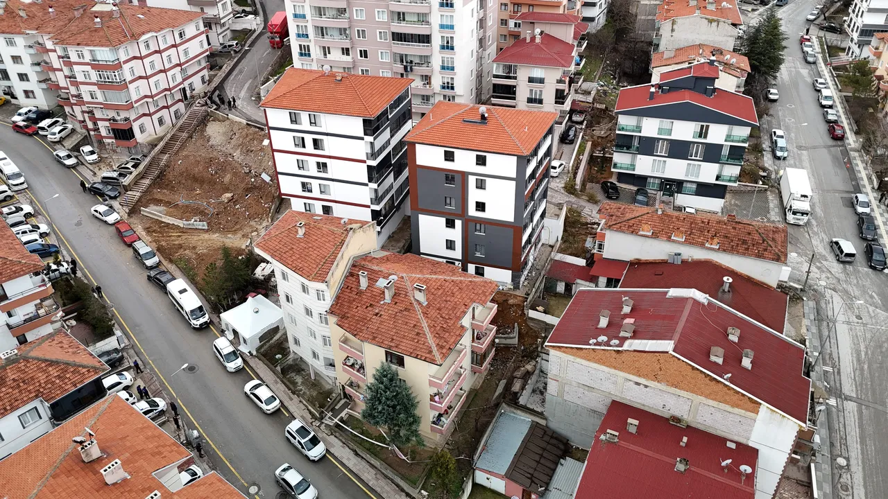 Ankara’da istinat duvarı yıkıldı: Riskli 5 apartman hemen boşaltıldı