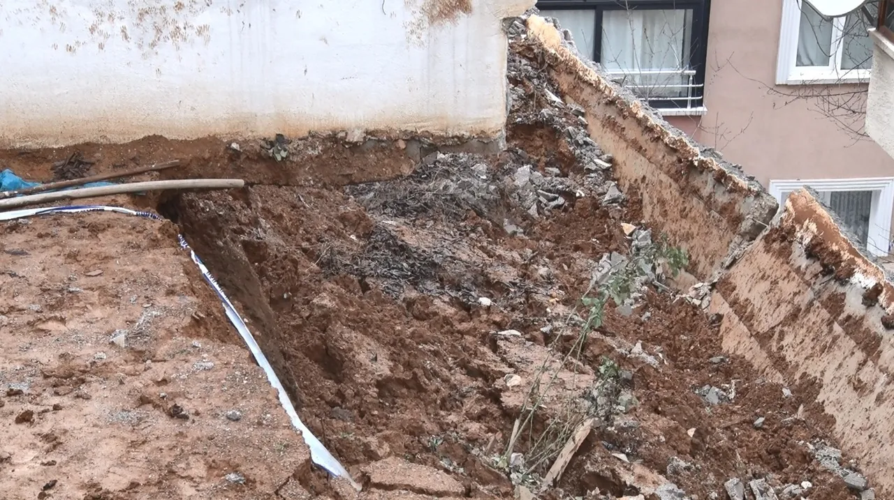 Ankara’da istinat duvarı yıkıldı: Riskli 5 apartman hemen boşaltıldı