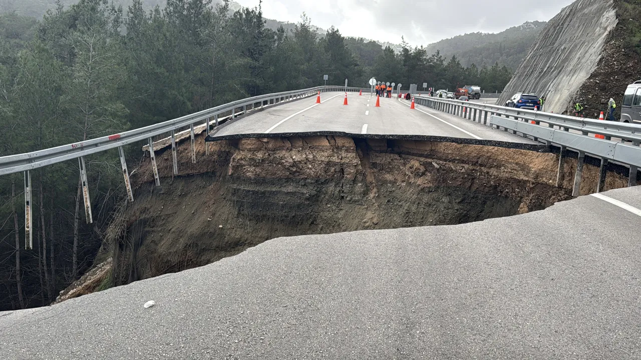 Antalya'da Kumluca-Kemer kara yolu çöktü: 10 metrelik çukur oluştu