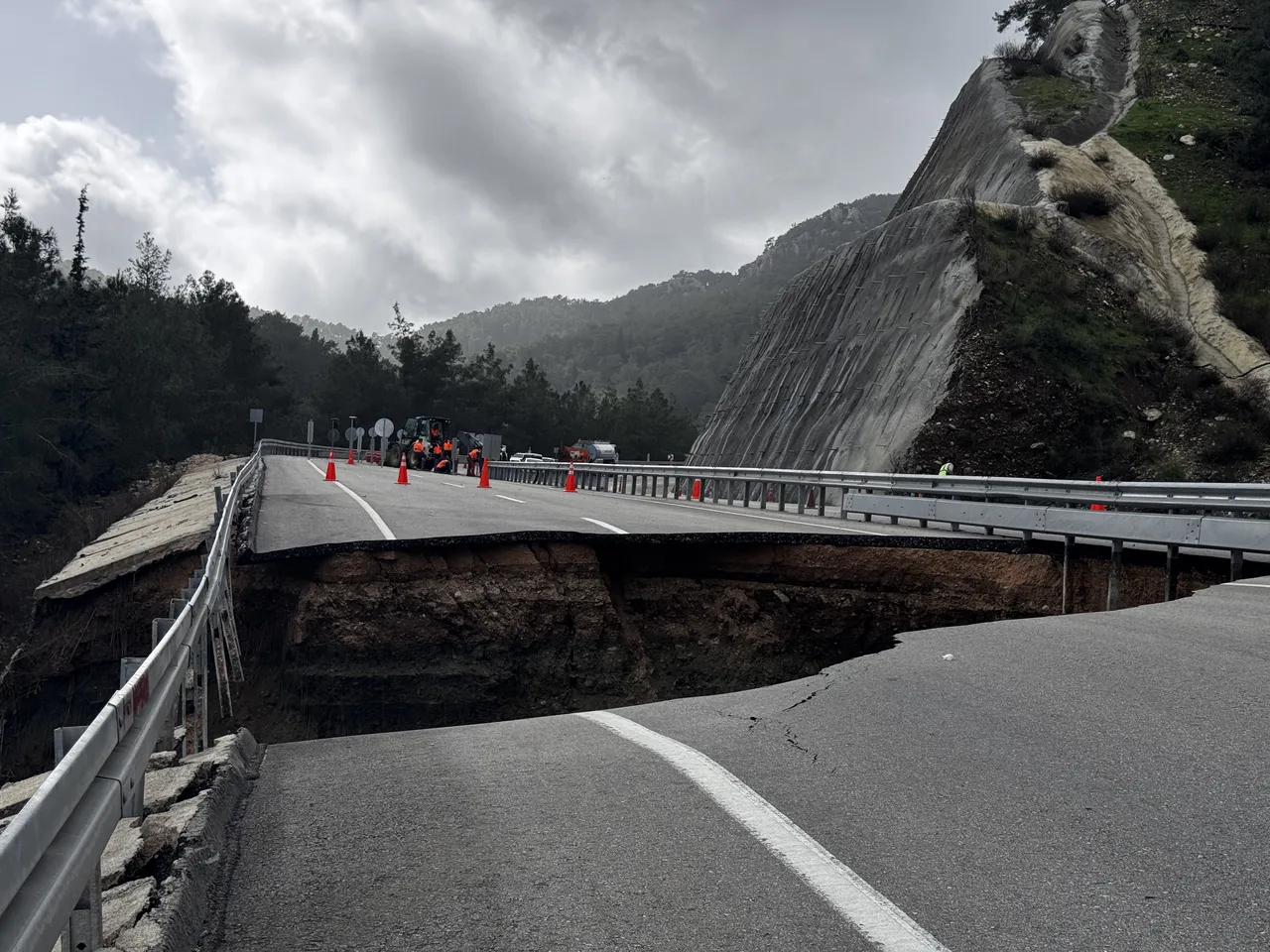 Antalya'da Kumluca-Kemer kara yolu çöktü: 10 metrelik çukur oluştu