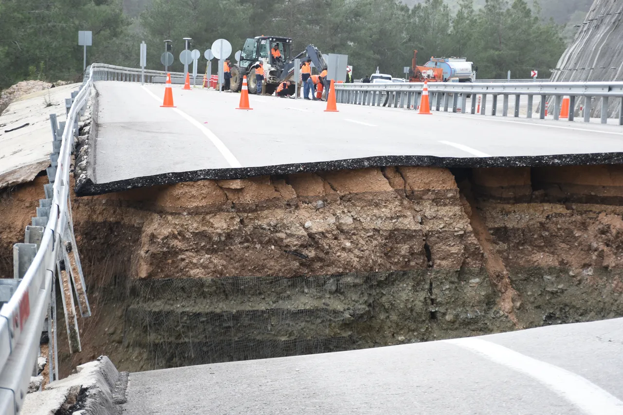 Antalya'da Kumluca-Kemer kara yolu çöktü: 10 metrelik çukur oluştu
