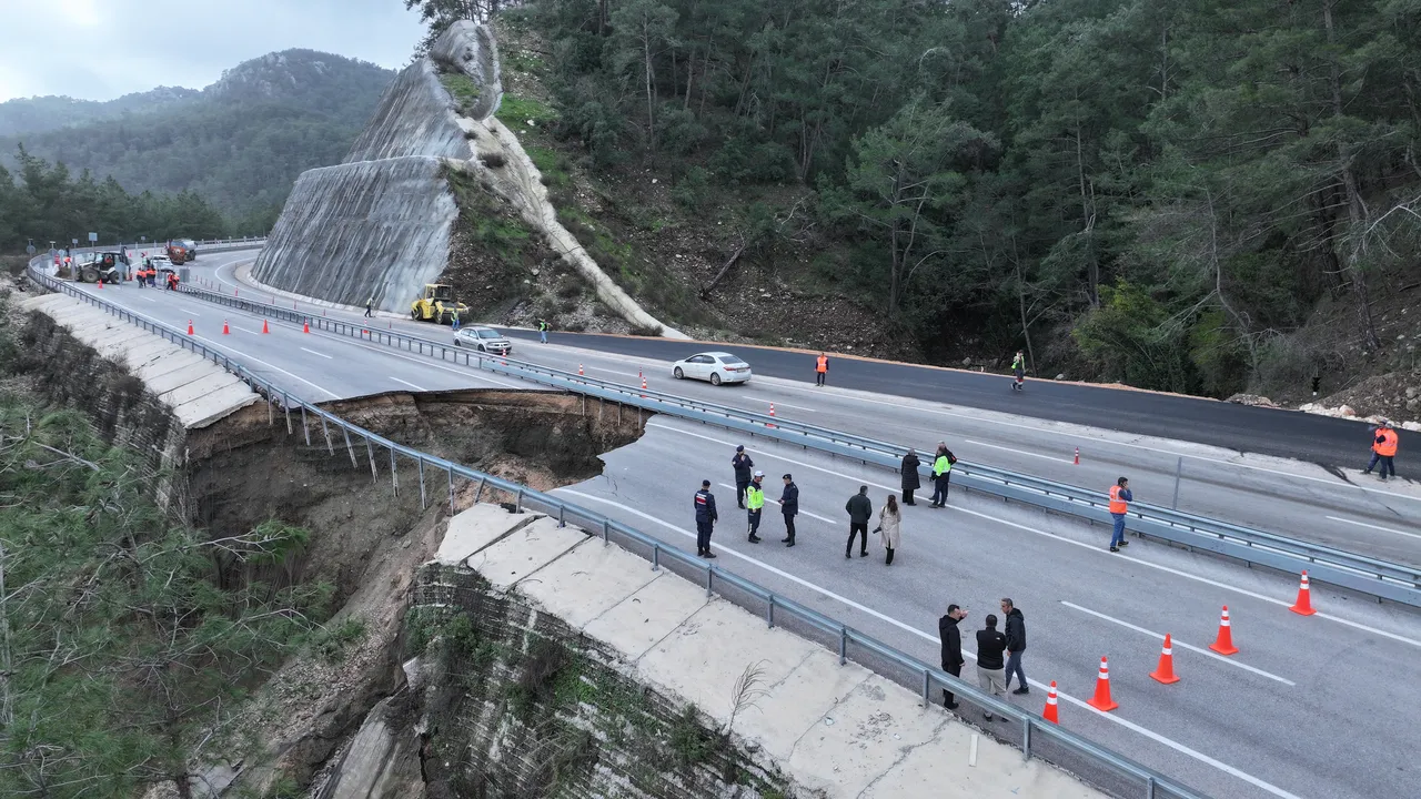 Antalya'da Kumluca-Kemer kara yolu çöktü: 10 metrelik çukur oluştu