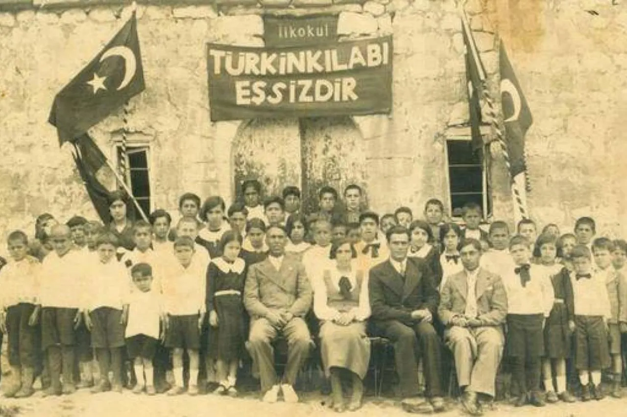 “Bir Dil Uydurduk, Güneşe Sorduk”: Dil inkılabının hikâyesi