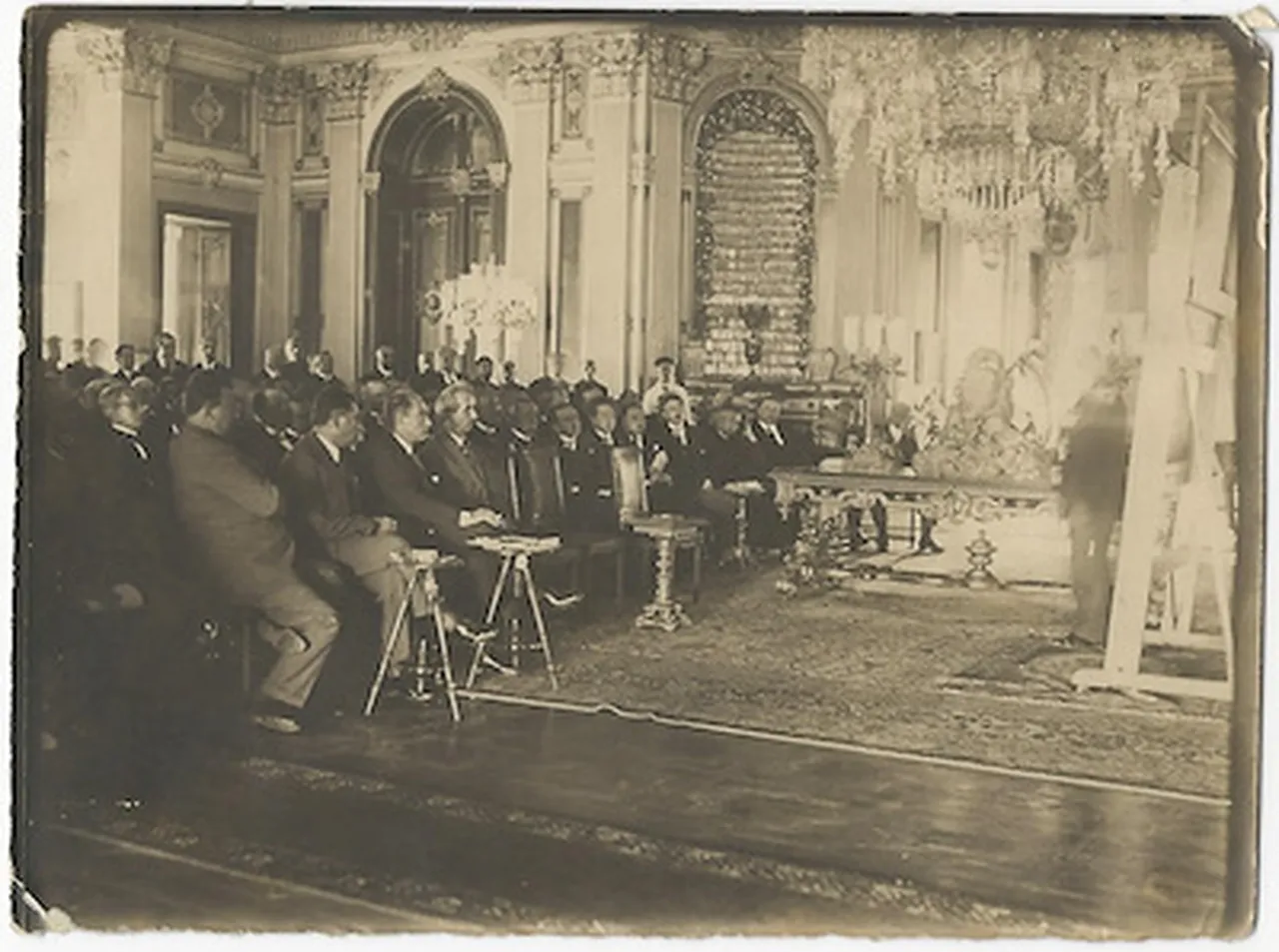 “Bir Dil Uydurduk, Güneşe Sorduk”: Dil inkılabının hikâyesi