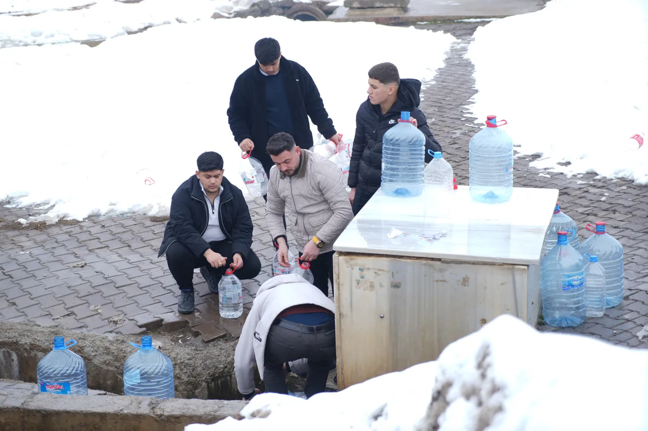 Bir uyarı yetti: Muş’ta musluk suyu içilmiyor! Bidonunu alan çeşmeye koştu