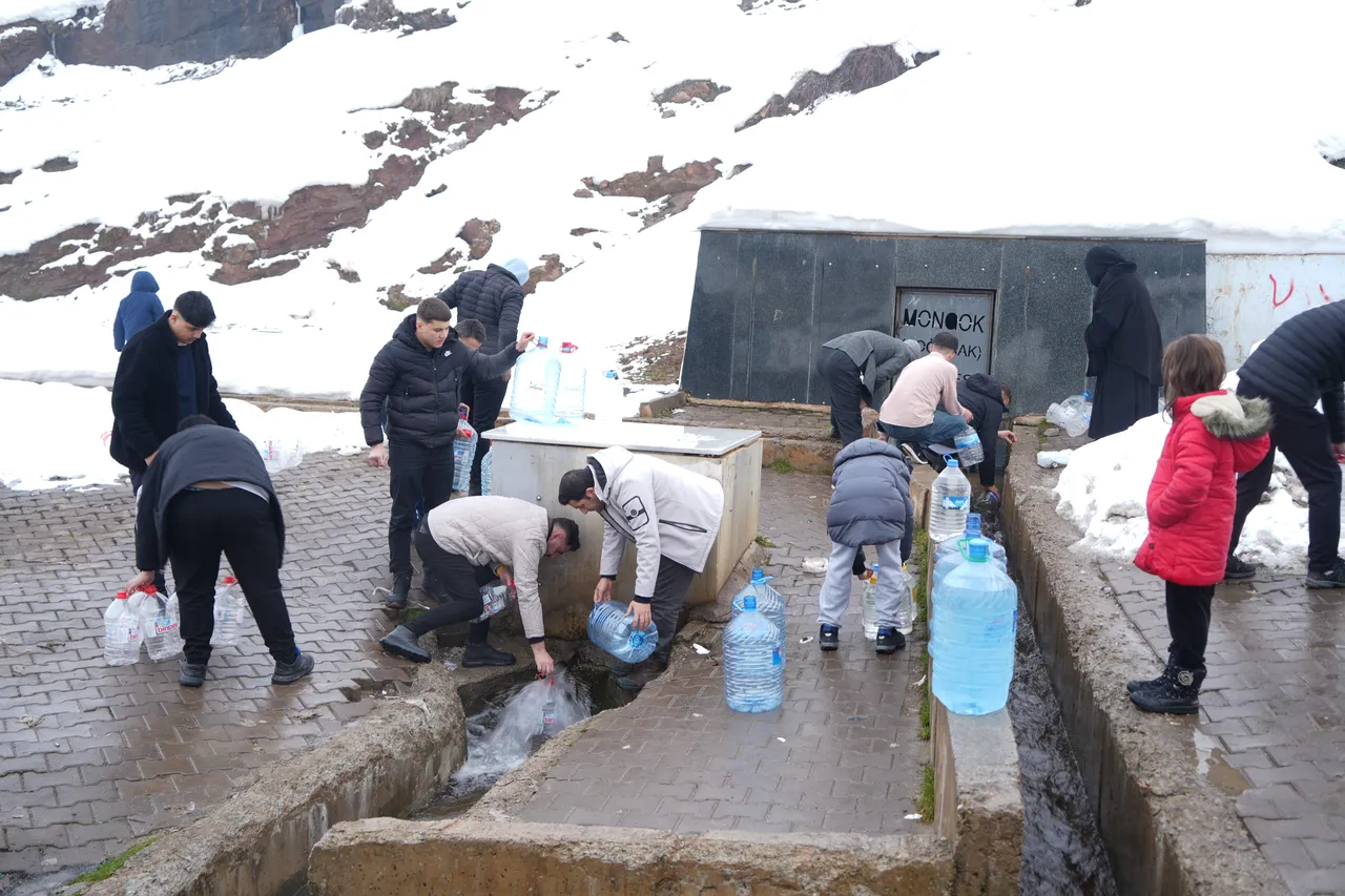 Bir uyarı yetti: Muş’ta musluk suyu içilmiyor! Bidonunu alan çeşmeye koştu