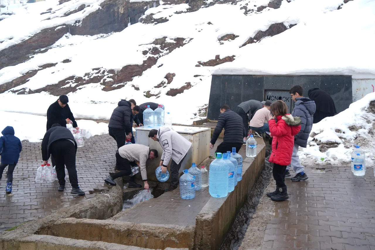 Bir uyarı yetti: Muş’ta musluk suyu içilmiyor! Bidonunu alan çeşmeye koştu