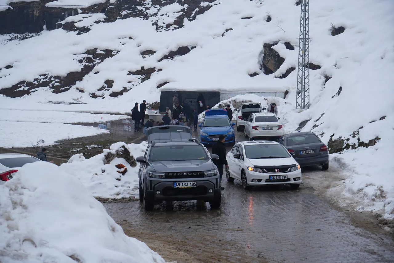 Bir uyarı yetti: Muş’ta musluk suyu içilmiyor! Bidonunu alan çeşmeye koştu