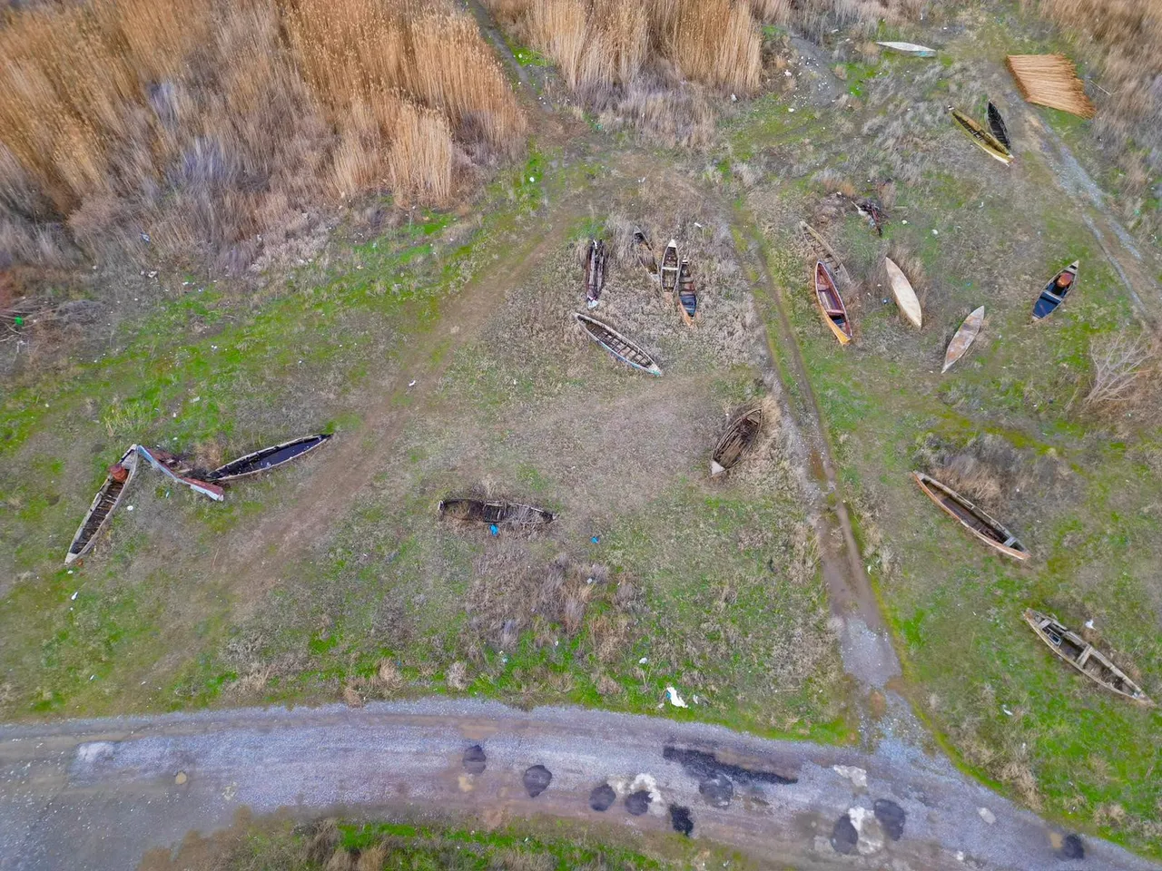 Eber Gölü’nde alarm! Sular çekildi, geriye “kayık mezarlığı” kaldı