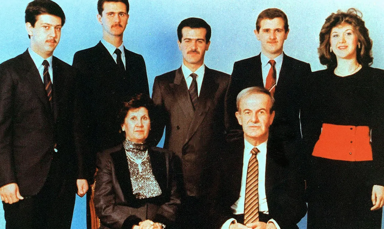 Atlantic’te yer alan anlatıda, Esad’ın kişiliğine dair çarpıcı bir ayrıntıya da yer verildi. Esad’ı tanıyan birçok isme göre özgüven eksikliği çocukluk yıllarına dayanıyor. Eski bir saray mensubu, ağabeyi Bassel Esad’ın küçük kardeşlerine acımasızca zorbalık yaptığını ve bunun kişiliklerinde kalıcı izler bıraktığını aktardı. Yaklaşık 1993’te çekilen ünlü aile fotoğrafında bu tablo açıkça görülüyor. Fotoğrafta Bassel Esad ortada, kendinden emin bir ifadeyle dururken, Beşar Esad solda, huzursuz bir yüzle kadrajdan uzaklara bakıyor. Yazıda, Beşar Esad’ın bakışlarının sanki bir kaçış yolu arar gibi olduğu yorumu paylaşıldı.