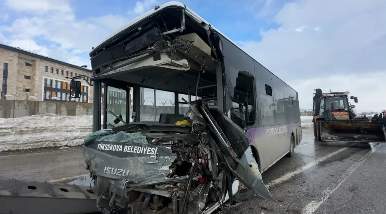 Hakkari'de 18 kişinin ölümden döndüğü kazanın görüntüsü ortaya çıktı