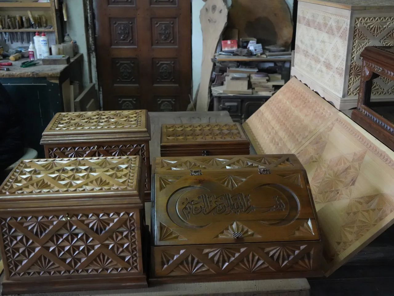 Hobisini mesleğe dönüştürdü: Selçuklu ve Osmanlı motifleri ahşapta hayat buluyor