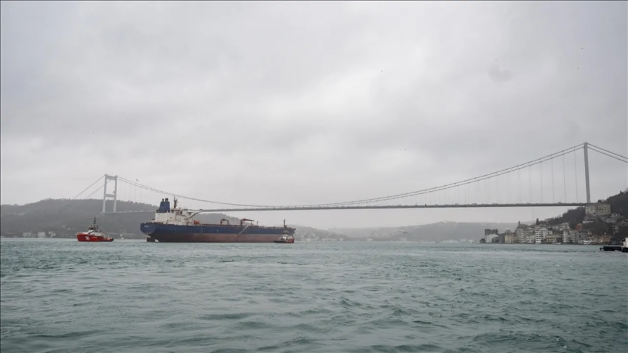 İstanbul Boğazı'nda gemi trafiği askıya alındı!