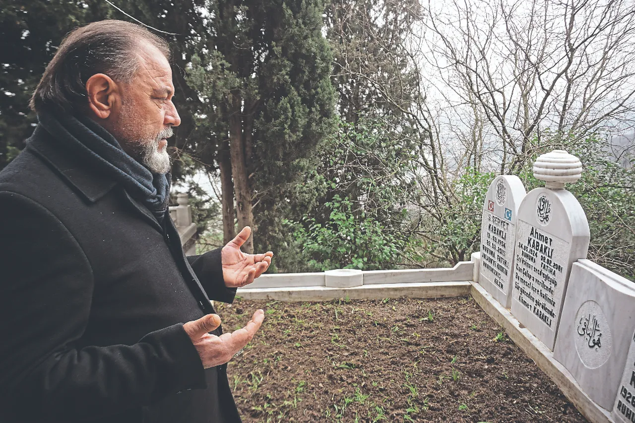 İz bırakan mütefekkir! Ahmet Kabaklı kabri başında anıldı