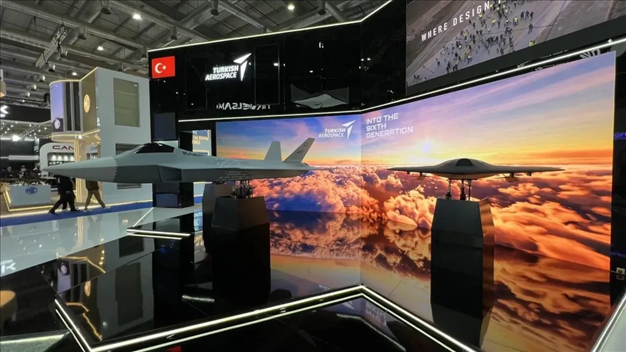 Milli Muharip Uçak KAAN, Suudi Arabistan’da düzenlenen World Defense Show’da Türkiye’nin savunma sanayi kabiliyetini sahaya yansıtan yeni nesil tanıtım modeliyle yer aldı. Türk Havacılık ve Uzay Sanayii, Riyad’daki fuarda KAAN ve ANKA III platformlarını insanlı-insansız birlikte görev yaklaşımıyla uluslararası heyetlere sundu.