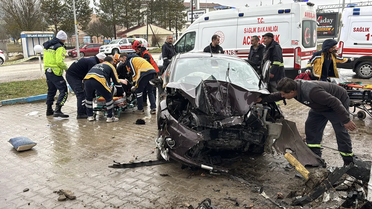 Karabük'te faciaya ramak kala! Otomobil, LPG istasyonuna çarptı