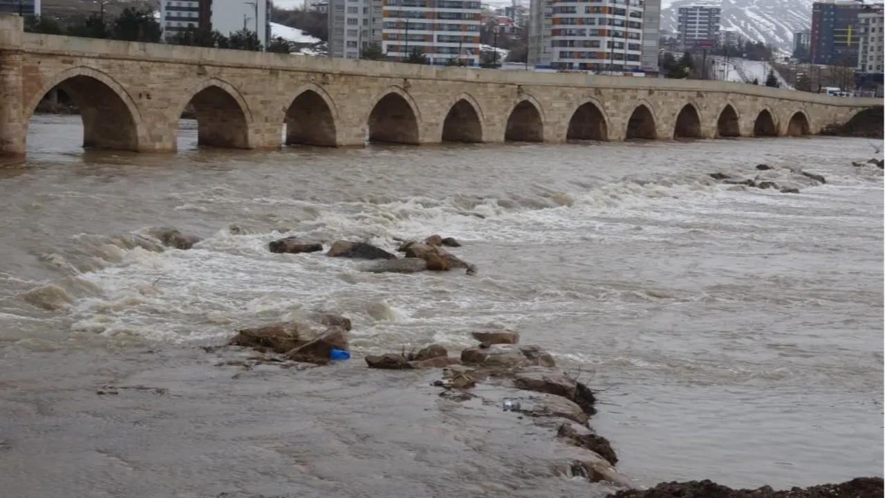 Karlar eridi, Türkiye'nin en uzun nehri kabardı