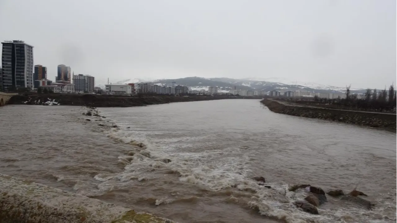 Karlar eridi, Türkiye'nin en uzun nehri kabardı