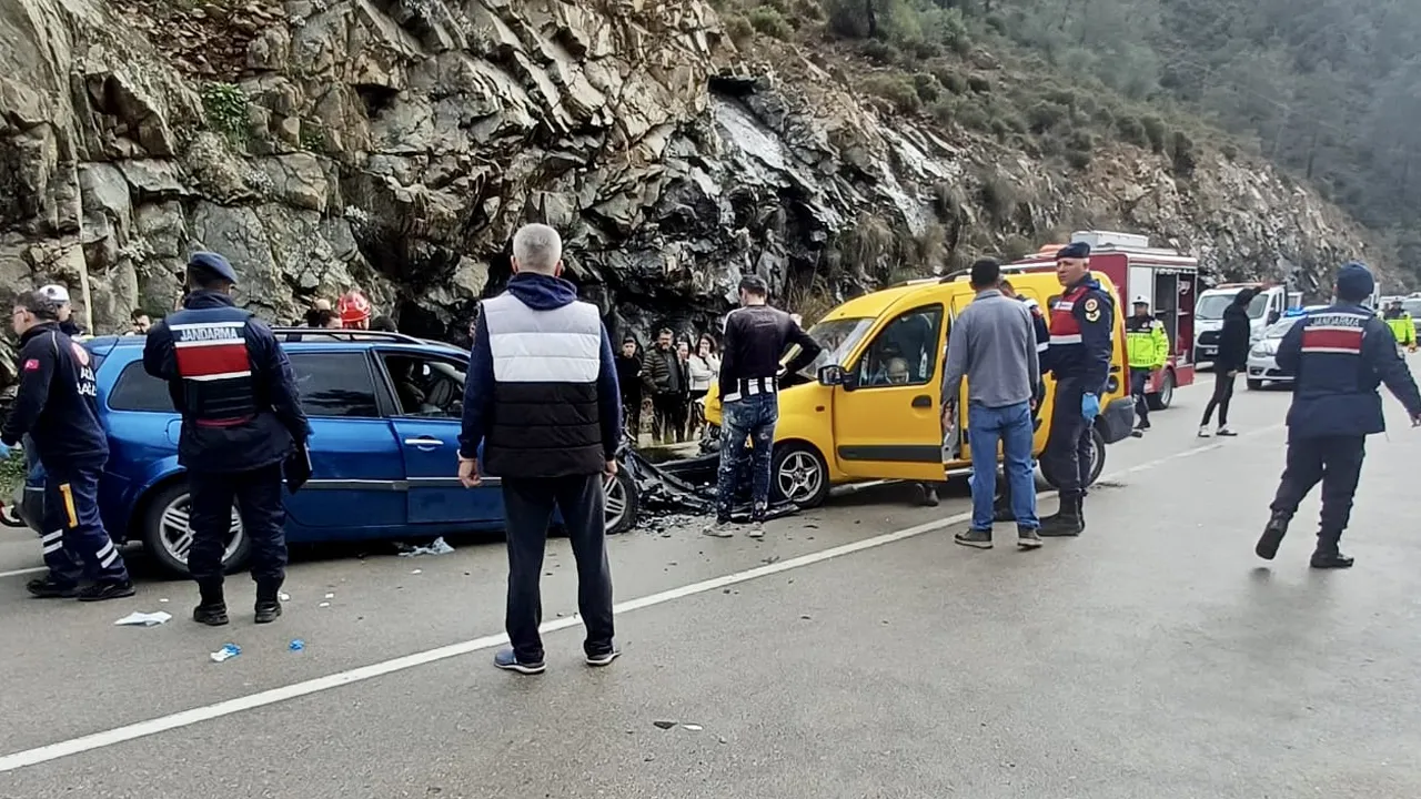 Muğla'da 2 araç kafa kafaya çarpıştı: 7 kişi yaralandı