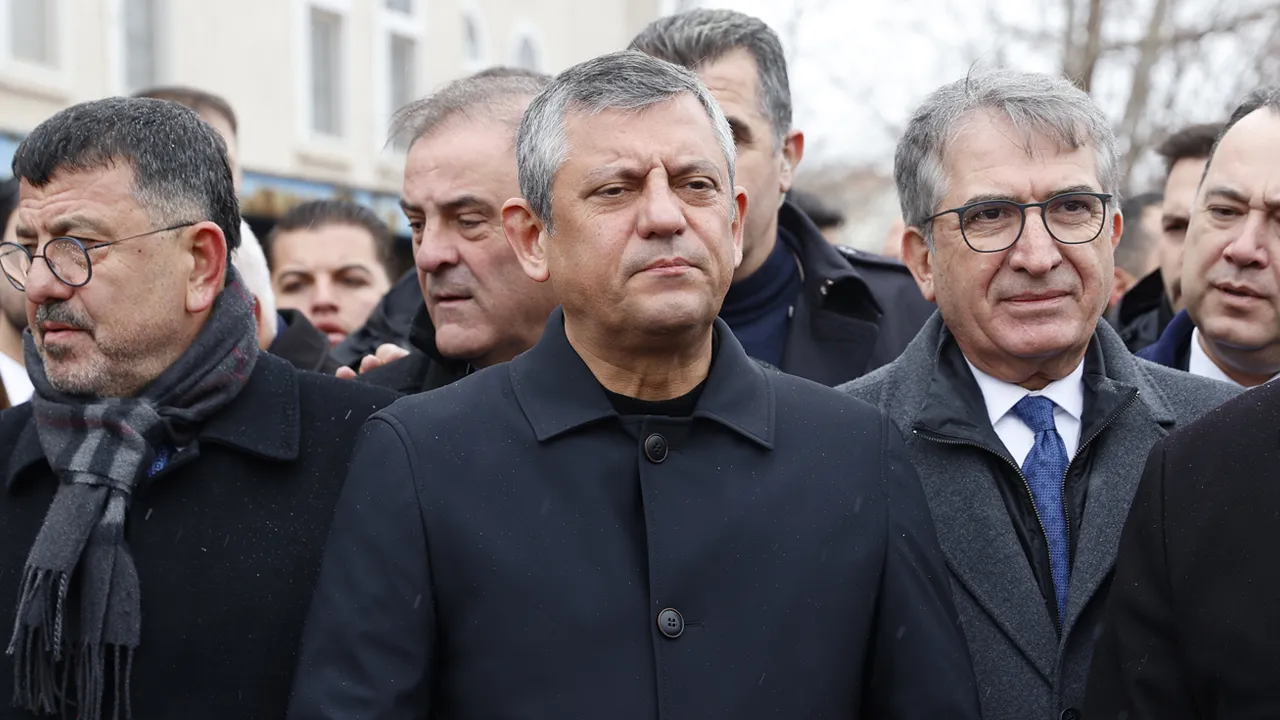 Özgür Özel'in deprem bölgesine yardım listesi gündem oldu: Çöp konteynerlerini saydı!