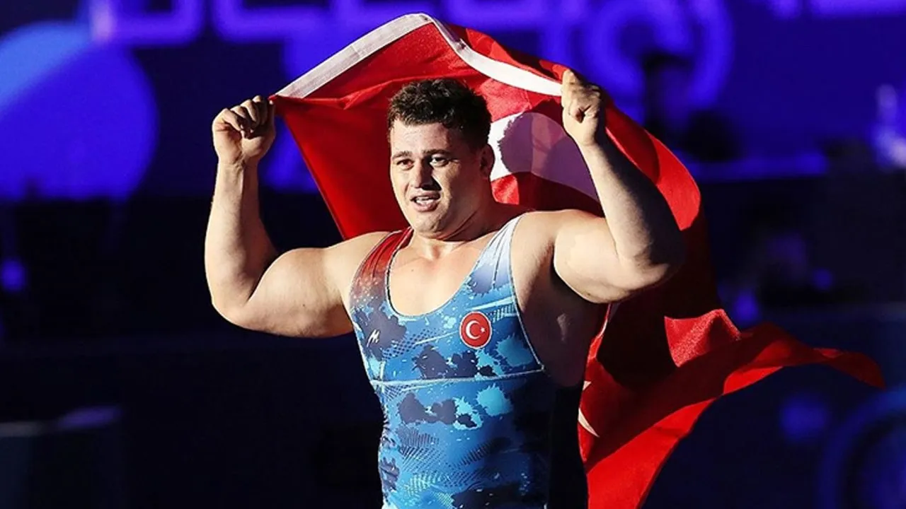 Rıza Kayaalp, mindere altın madalyayla döndü