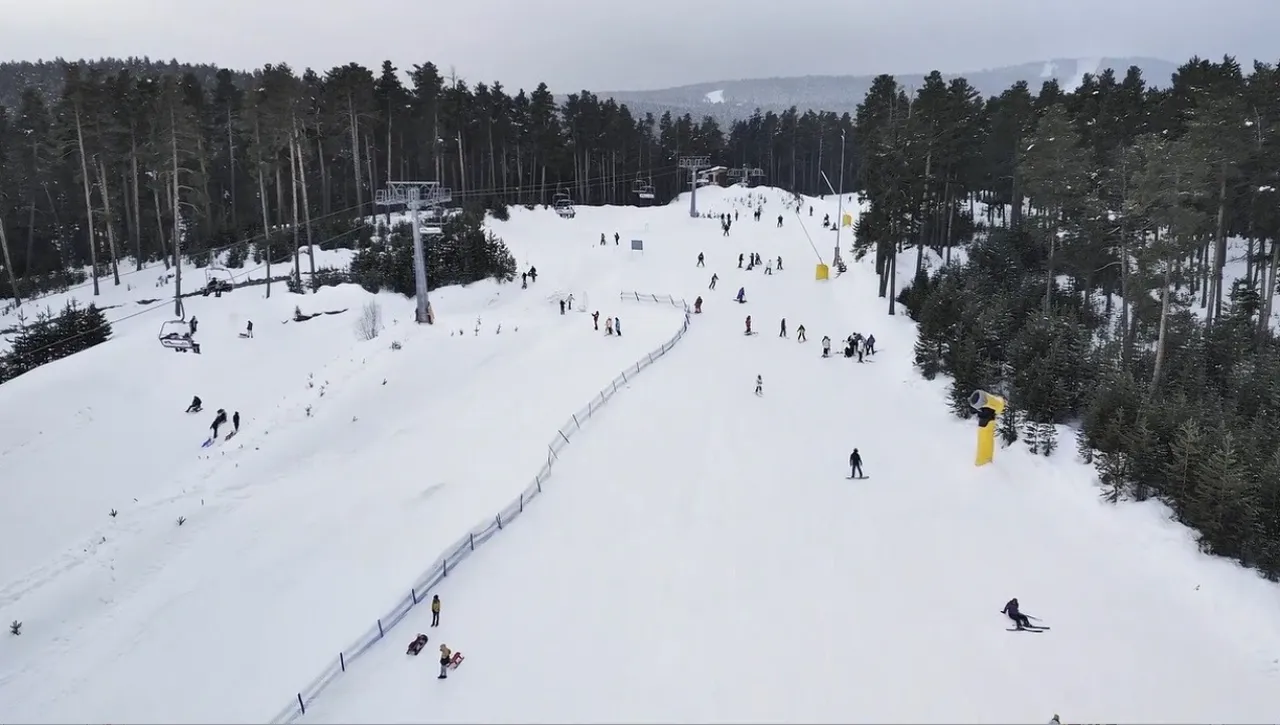 Sarıkamış Kayak Merkezi’nde hafta sonu yoğunluğu: Kayak severler pistlere akın etti