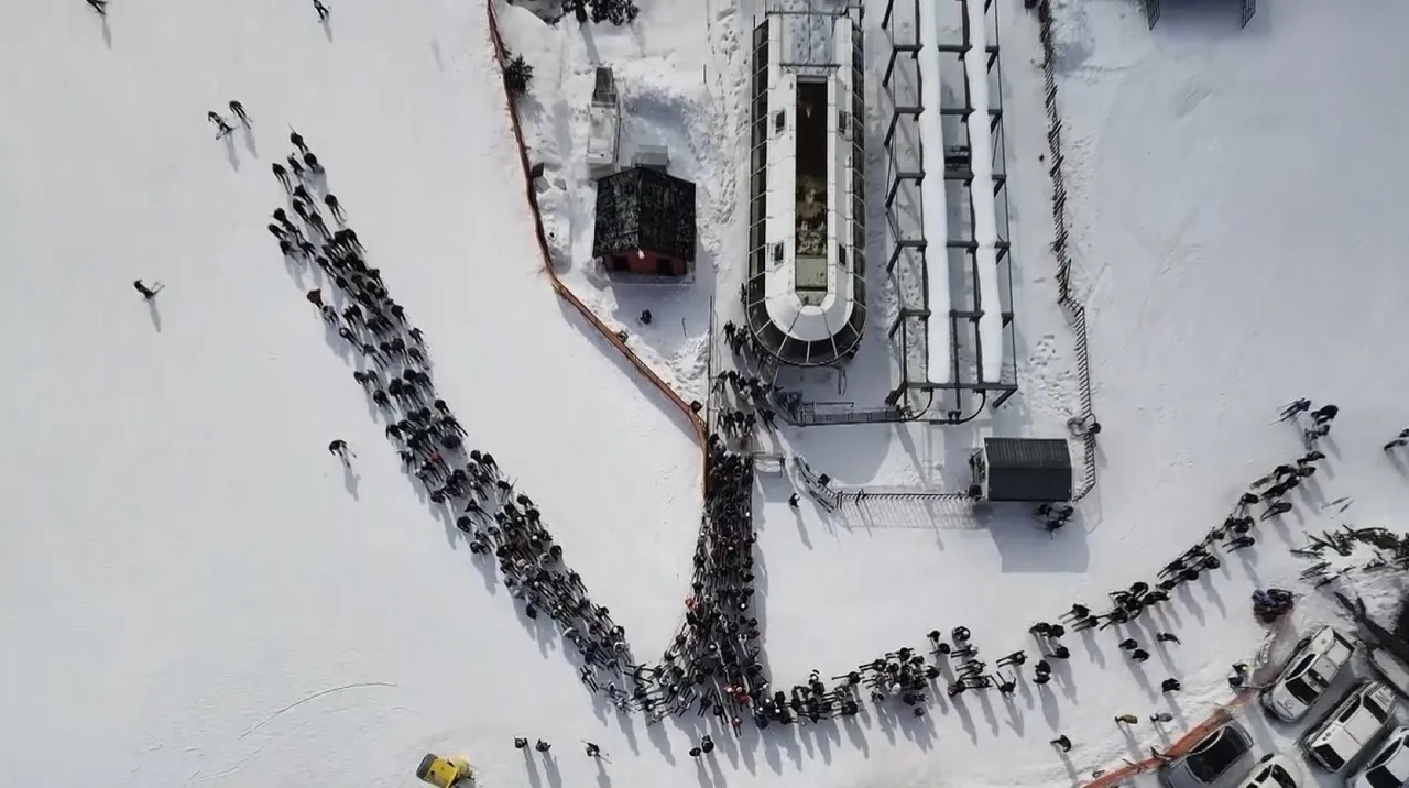 Sarıkamış Kayak Merkezi’nde hafta sonu yoğunluğu: Kayak severler pistlere akın etti