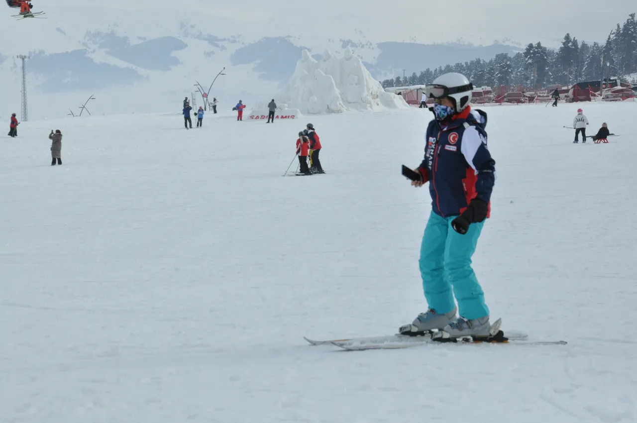 Sarıkamış Kayak Merkezi’nde hafta sonu yoğunluğu: Kayak severler pistlere akın etti