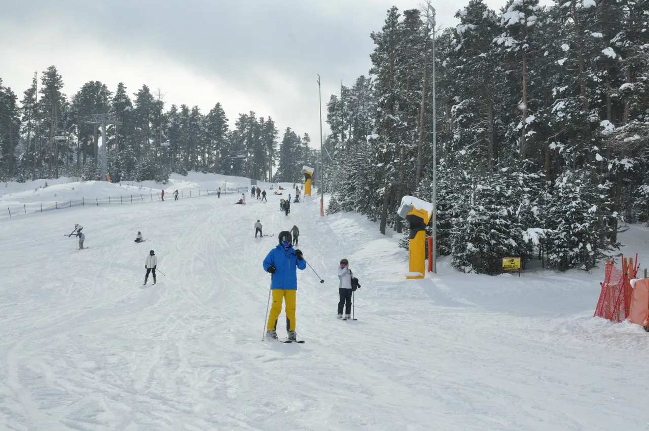 Sarıkamış Kayak Merkezi’nde hafta sonu yoğunluğu: Turistler pistlere akın etti