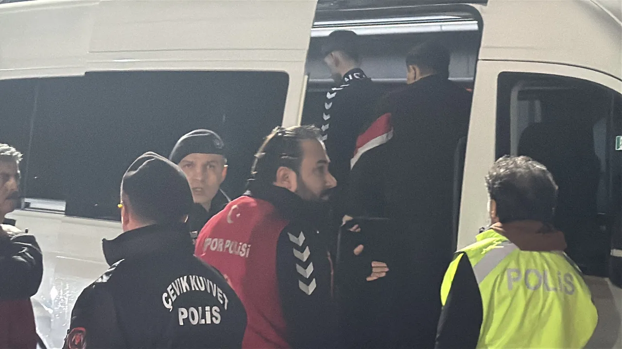 Trabzonspor takım otobüsüne çirkin saldırı: 6 gözaltı