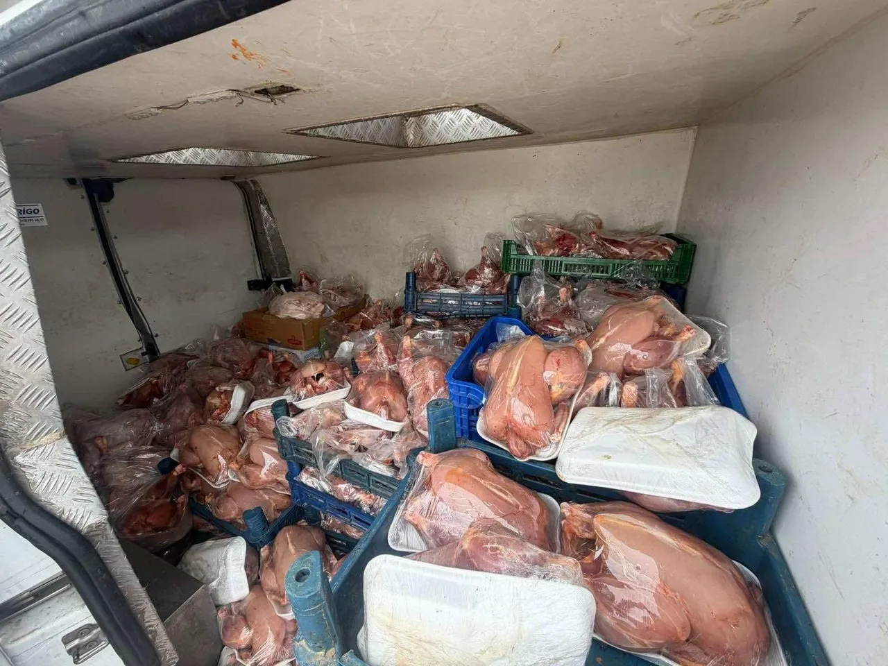 Yüzlerce tavuk ele geçirildi! Sağlık raporu olmadan vatandaşa yedireceklerdi