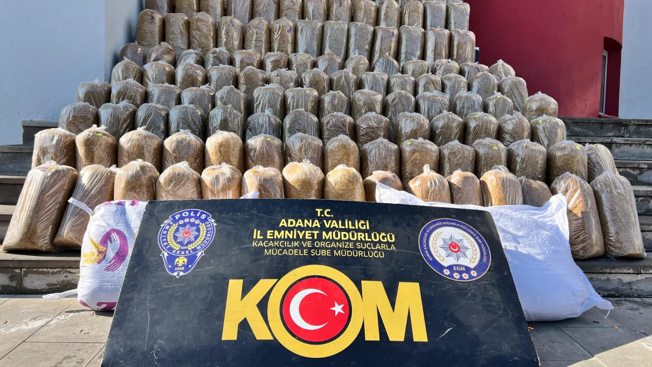 Adana'da durdurulan araçlardan tonlarca kaçak tütün çıktı