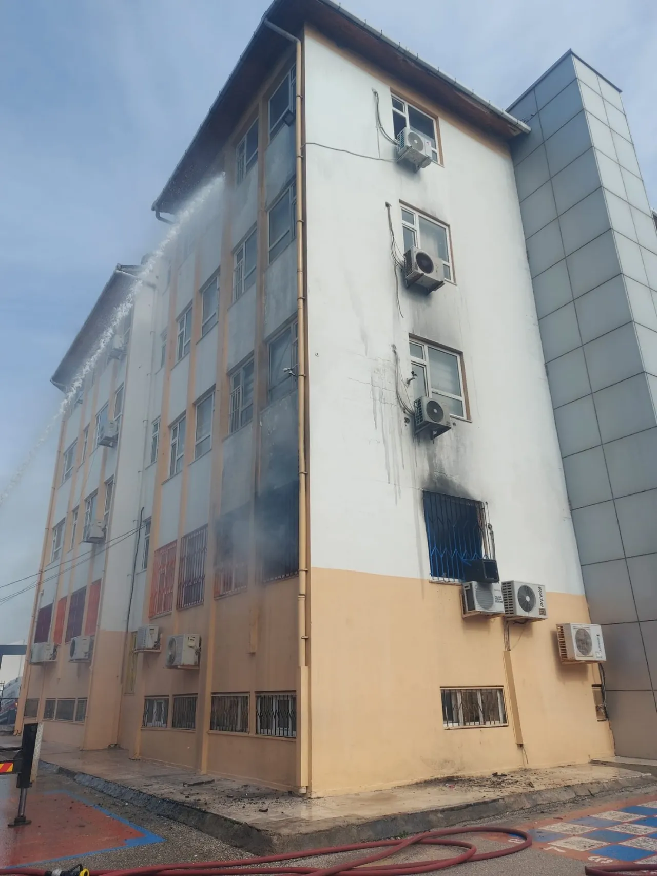 Antalyada ilkokulda yangın paniği! Öğrenciler tahliye edildi