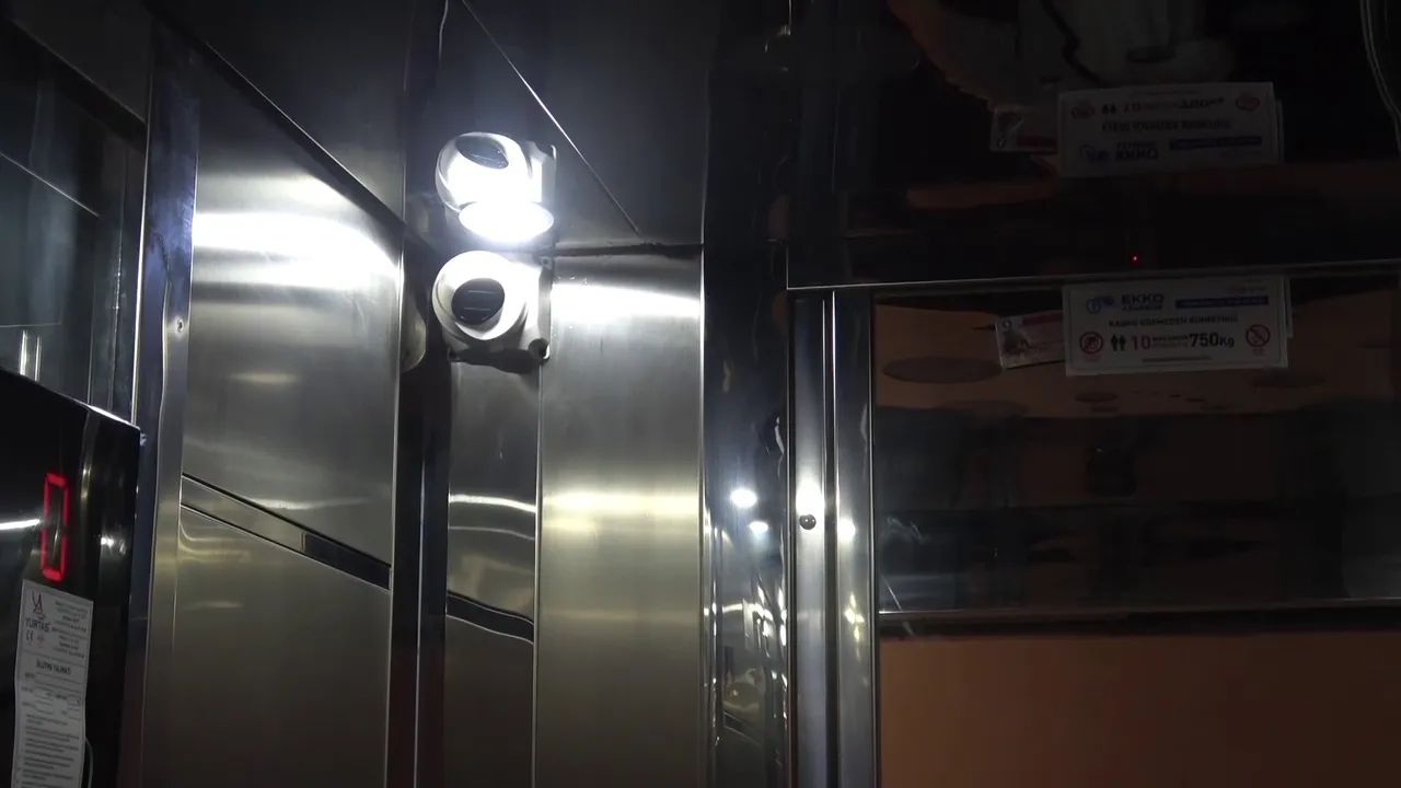 Aylarca süren kokunun sebebi ‘Pes’ dedirtti! Gerçek asansöre kamera takılınca ortaya çıktı