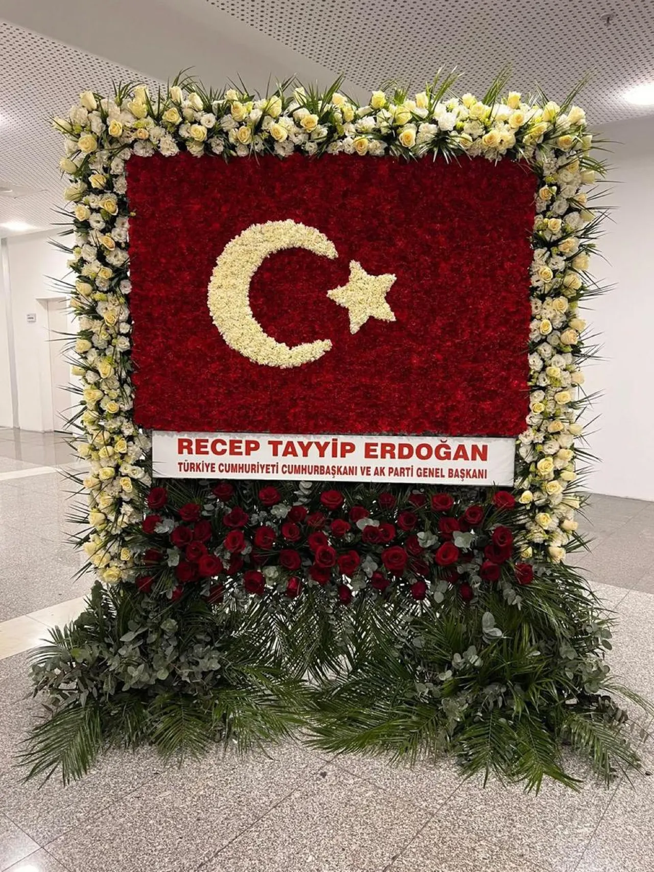 Cumhurbaşkanı Erdoğan'ın gönderdiği hediye çiçek aranjmanı