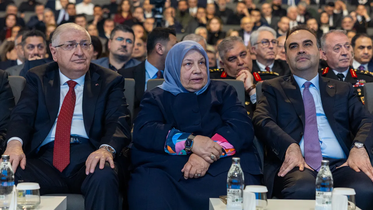 Milli Savunma Bakanı Yaşar Güler (solda), "Özdemir Bayraktar-Bu Dünyadan Bir Akıncı Geçti" belgeseli programına katıldı