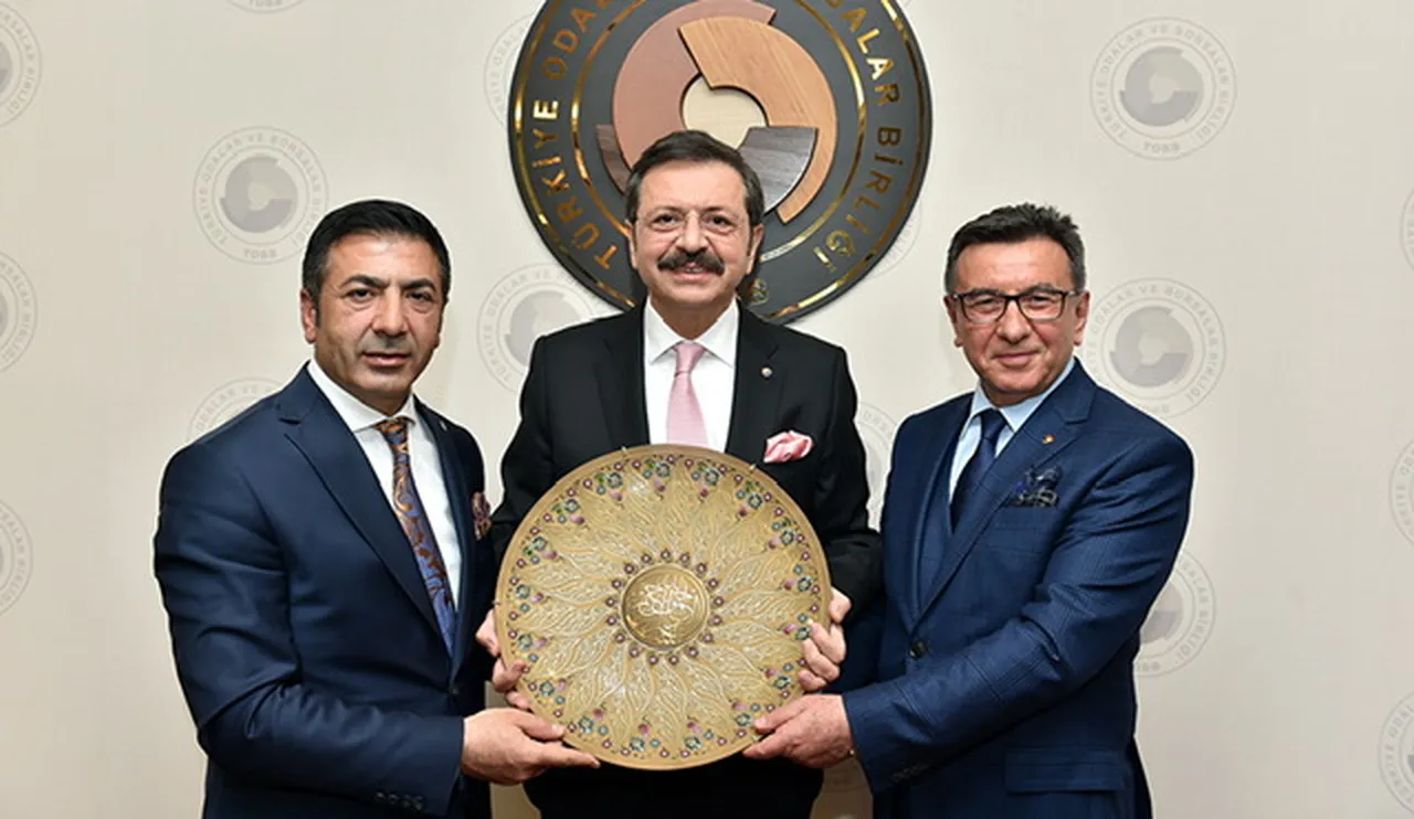 (Soldan sağa ) Uğur Erdoğan-Rıfat Hisarcıklıoğlu-Salih Sarıkaya