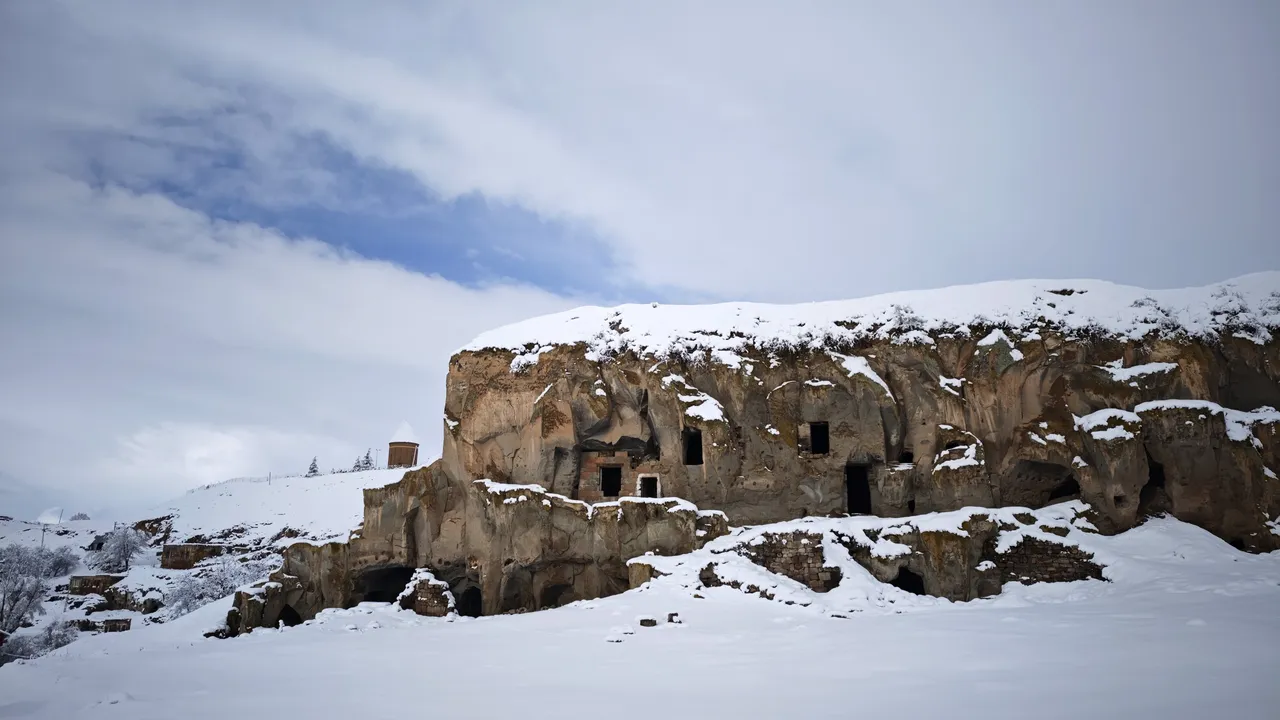 Ahlat beyaza büründü: Kar manzarası havadan görüntülendi