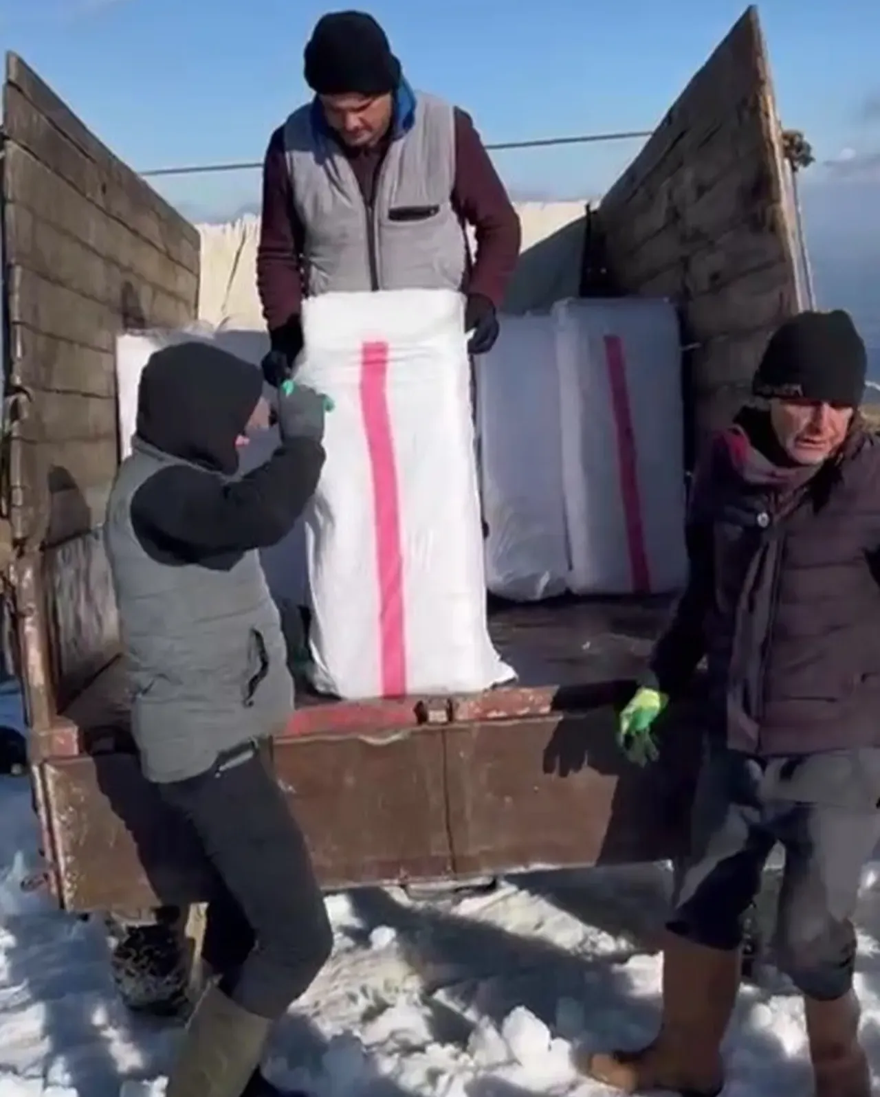 Dağlardan toplayıp toprağın altına gömüyorlar! Yazın serinleten lezzete dönüşüyor