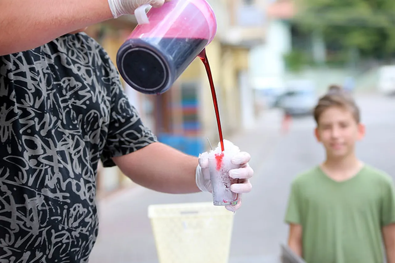 Dağlardan toplayıp toprağın altına gömüyorlar! Yazın serinleten lezzete dönüşüyor