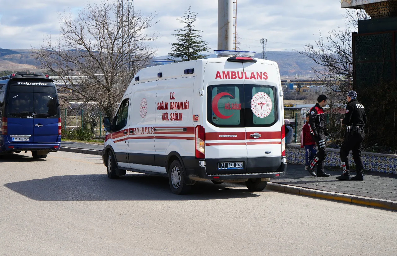 Dolmuş kavgasında kan döküldü! Maket bıçağıyla yaraladı