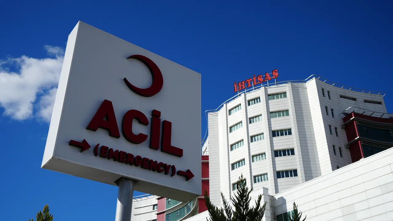 Dolmuş kavgasında kan döküldü! Maket bıçağıyla yaraladı