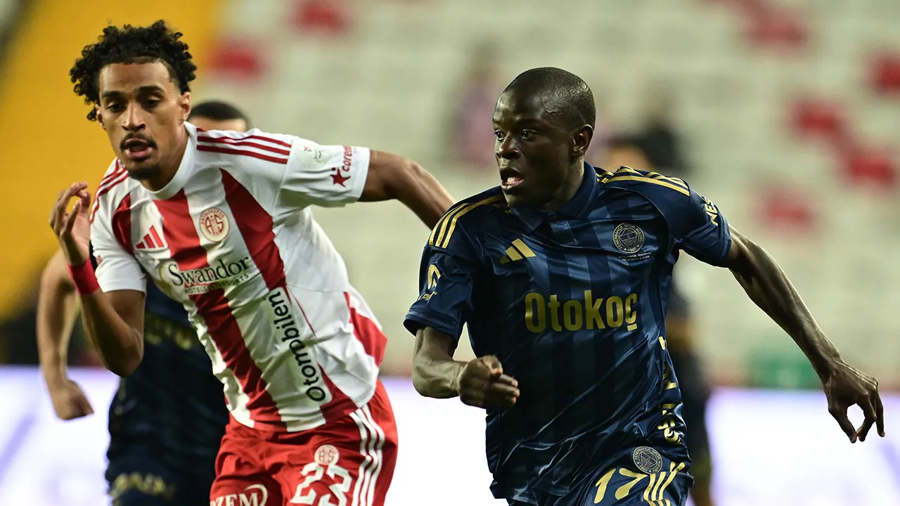 Fenerbahçe, Antalya'da geri dönüşü tamamlayamadı: Zirvede fark 4'e çıktı