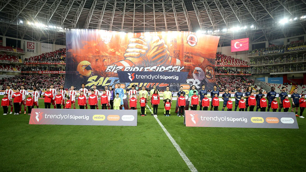 Fenerbahçe sakatlıklardan kurtulamıyor: Yıldız isim devam edemedi