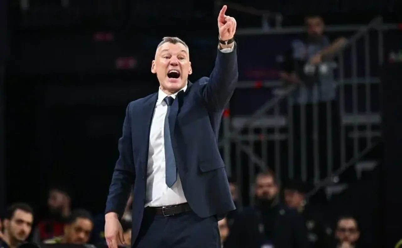 Fenerbahçenin koçu Saras Jasikevicius Dubaide mahsur kaldı!