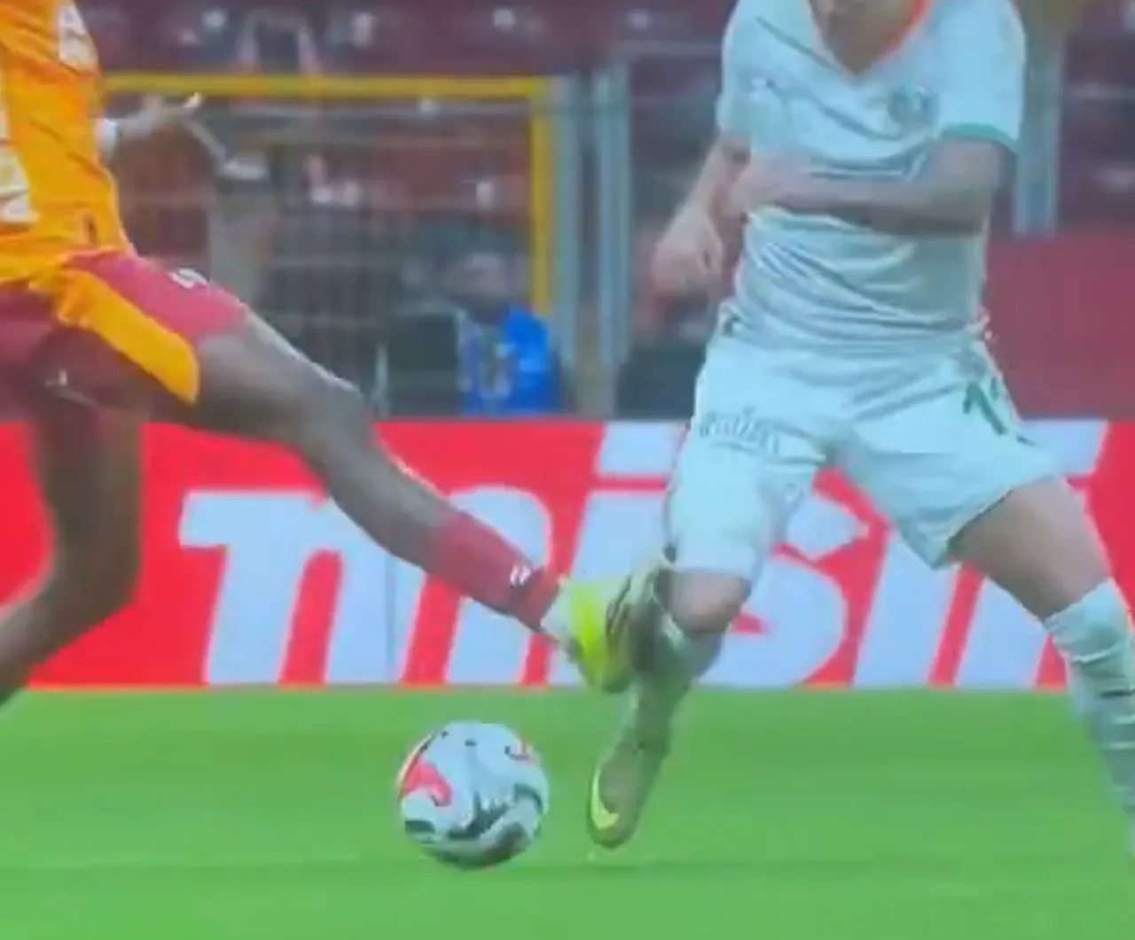 Galatasaray-Alanyaspor maçının tartışmalı hakem kararları: İzahı yok, her yerde kırmızı kart