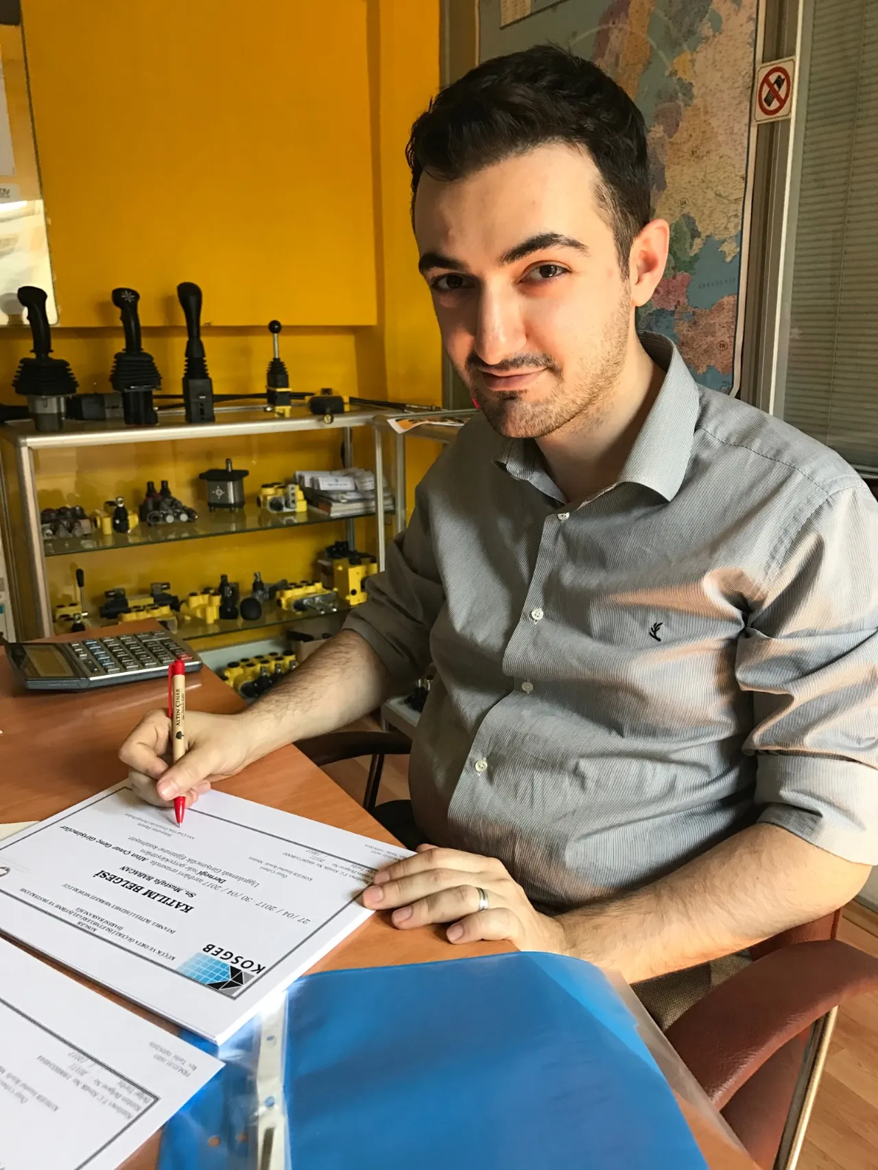 KOSGEB eğitim programının katılımcılarının sertifikalarını imzalarkenimzalar