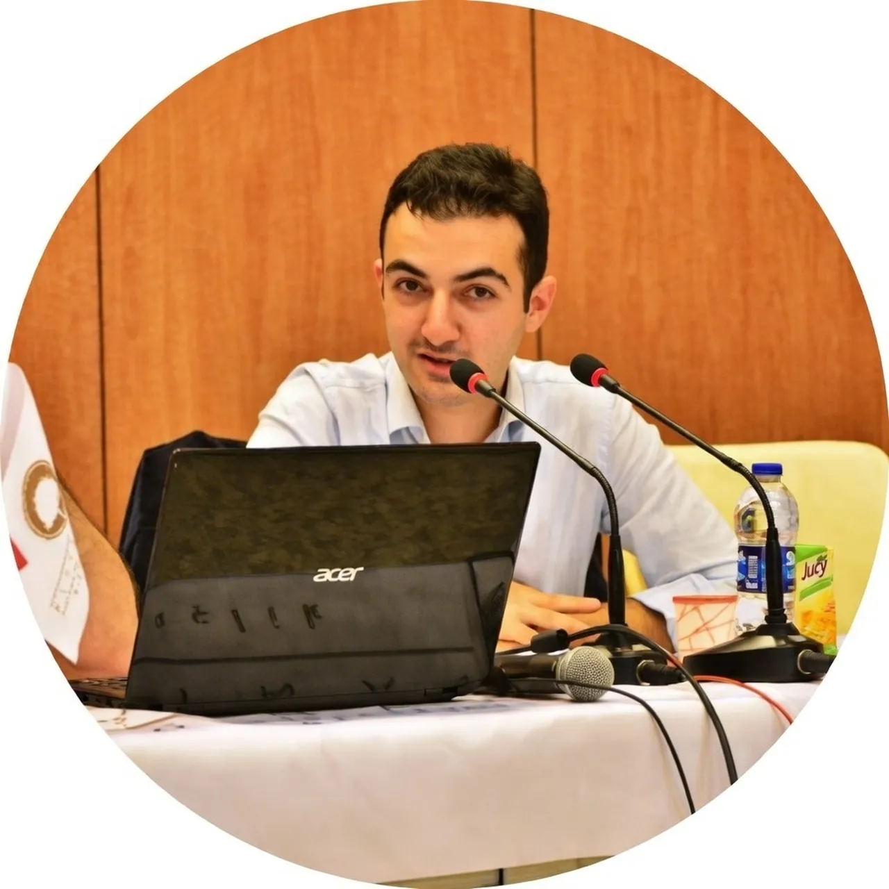 Bünyamin Ekmen - Altın Çınar Gençlik Derneği'nde konuşurken...