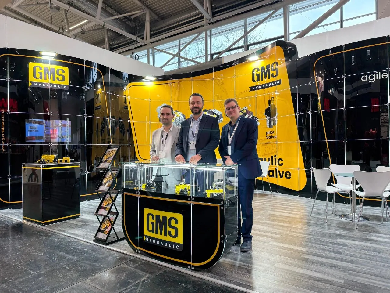 Gürmarksan fuar standında - solda