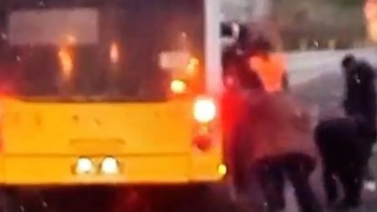 İETT otobüsü çamurlu yolda kaldı, vatandaşlar aracı itti